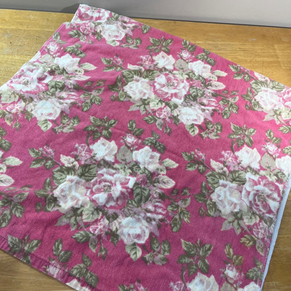Treasures by Rachel Ashwell Bath Towel Pink White Floral Rose Vtg Shabby Chic